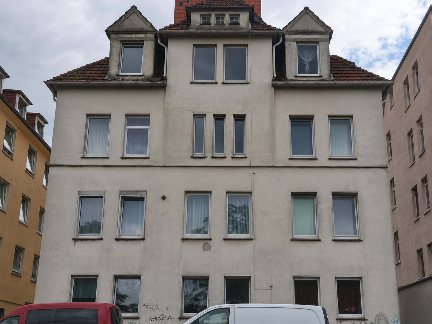 Fassade eines Mehrfamilienhauses vor der Ausführung